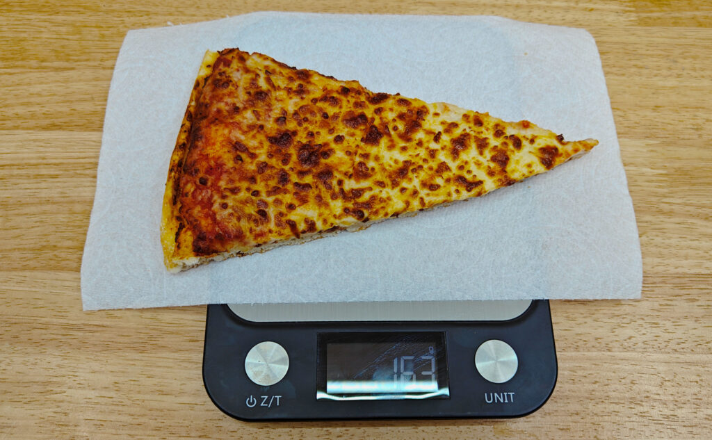 ホールピザ・チーズの1カットの重量