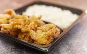 カネスエの当店で揚げた生姜香る竜田揚げ弁当は夢で溢れていますの画像