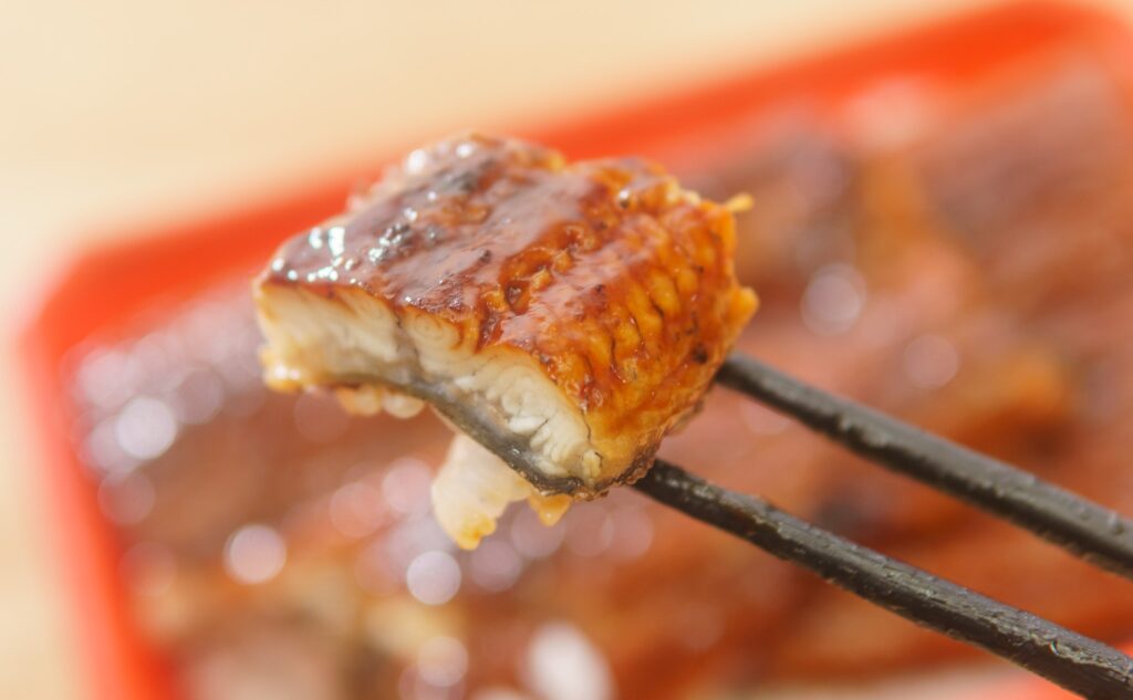 魚萬うなぎ丼を1口食べる