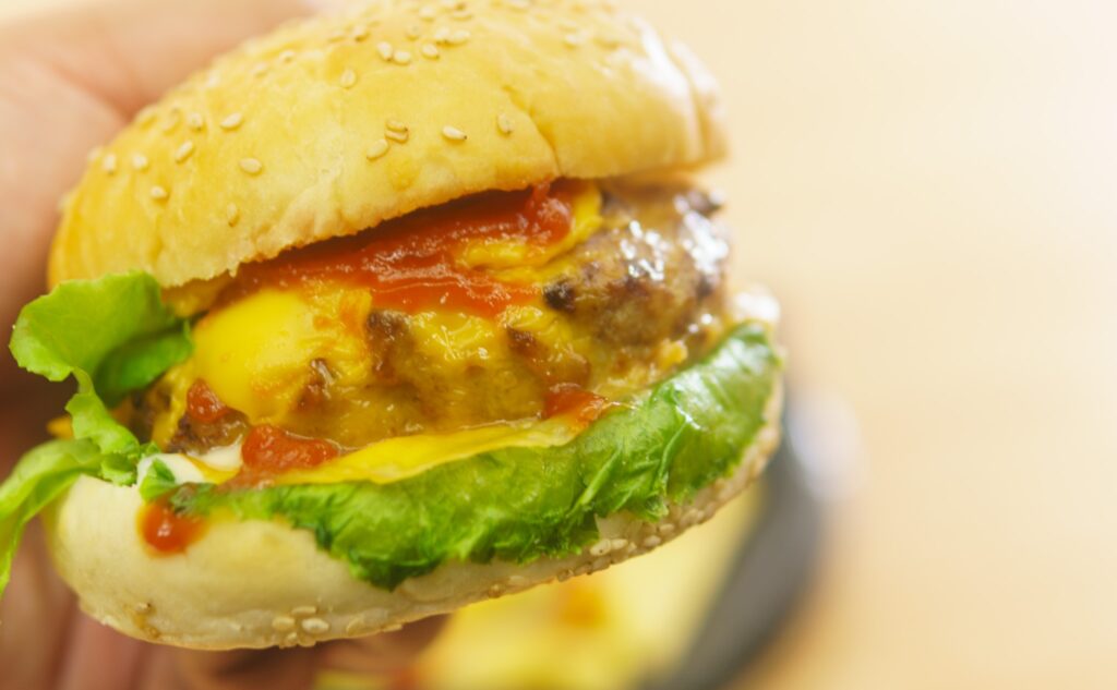 肉を味わう！チーズバーガーBOXの肉ドアップ