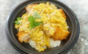 闇夜に輝く黄金の一撃 – 平和堂のヒレかつ丼、その正体とは！の画像