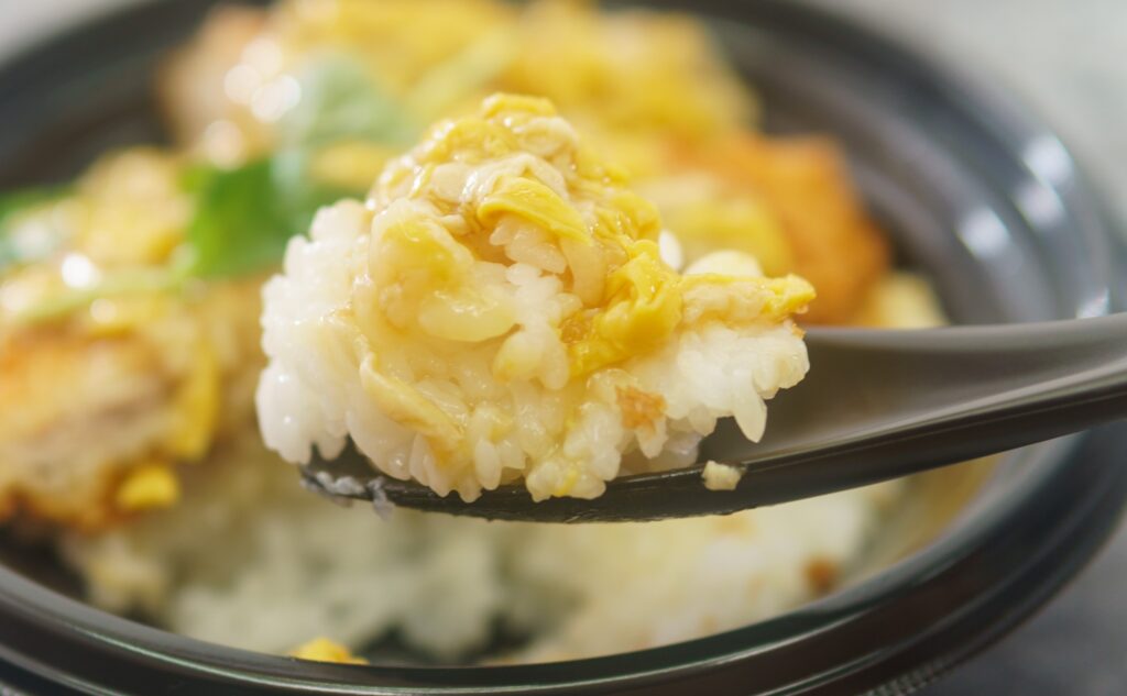 ヒレかつ丼のふわとろ卵とごはん