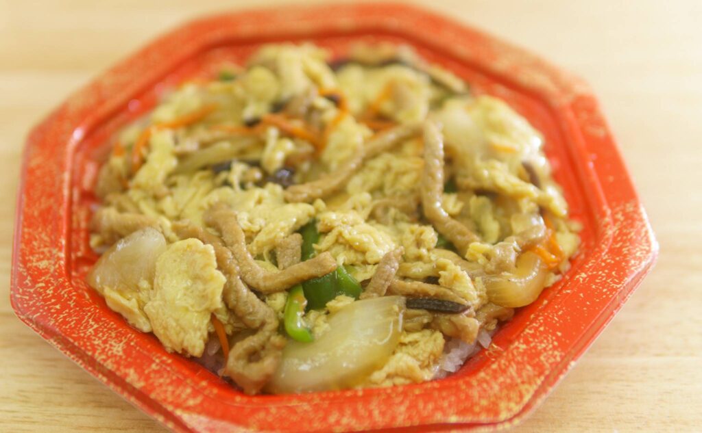 玉子と豚肉とくらげの炒め丼を開封した所