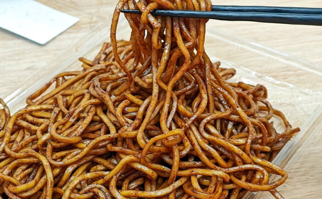 麺だけ!大盛り焼きそばの麺を持ち上げ