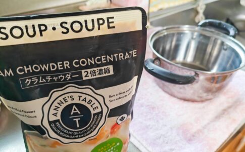ANNE'S TABLE クラムチャウダー（2倍濃縮）の外パッケージとお鍋