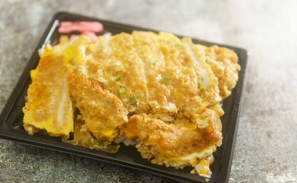 だし自慢!ロースカツ重のふたを開けた所