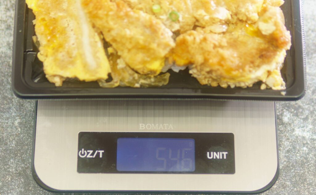 だし自慢!ロースカツ重の重量(容器の重量含む)546g