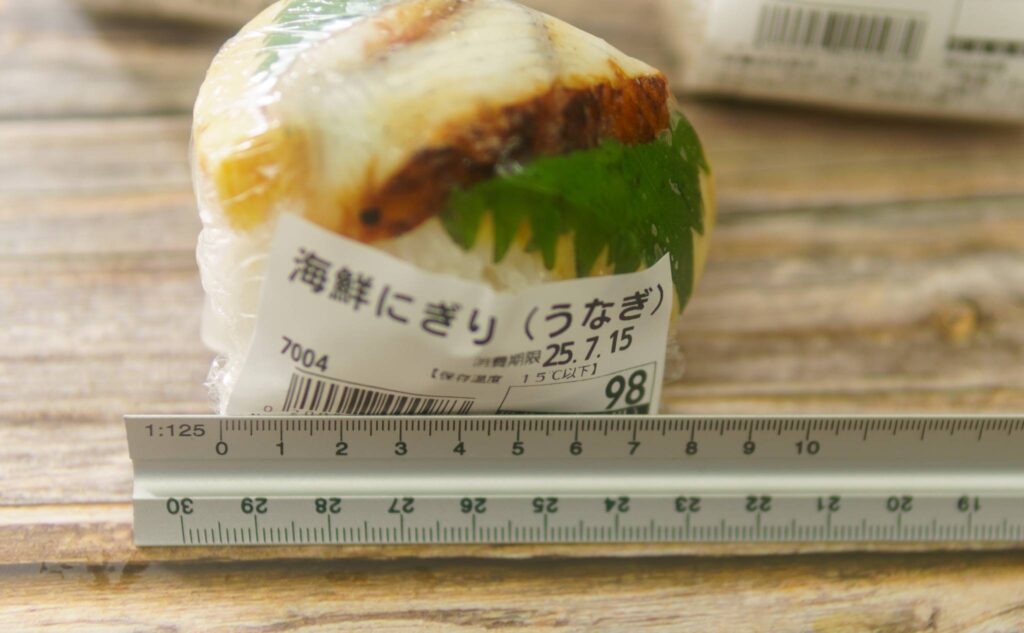 おにぎりの直径約8cm