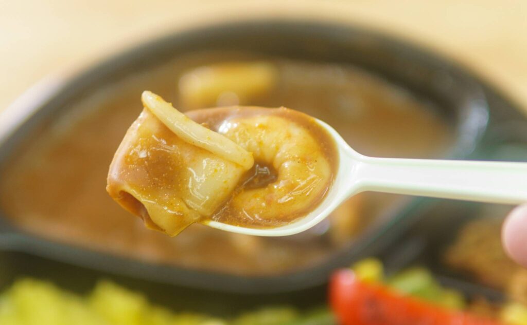 海老の旨味が凝縮！BOSS特製シーフードカレーのプリプリの海老とイカ