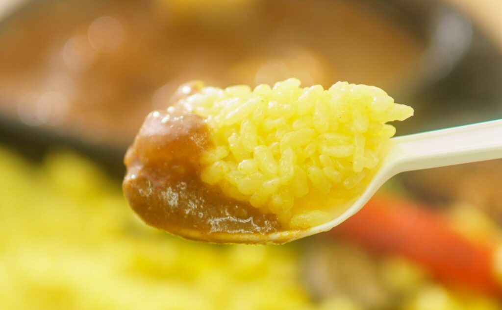 海老の旨味が凝縮！BOSS特製シーフードカレーのカレーとターメリックライス