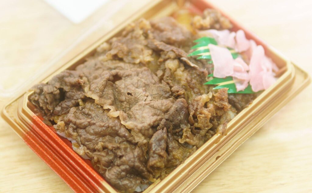 国産牛肉の牛めし(小)を開封