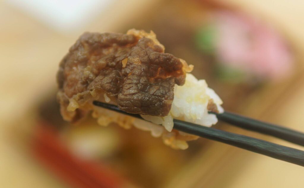 ごはんと食べると格別にうまい国産牛肉の牛めし(小)