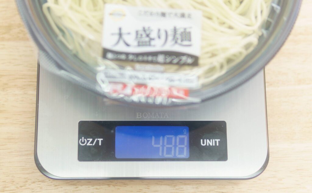 大盛り麺　ラーメンだけで満腹の重量488ｇ（容器含む）