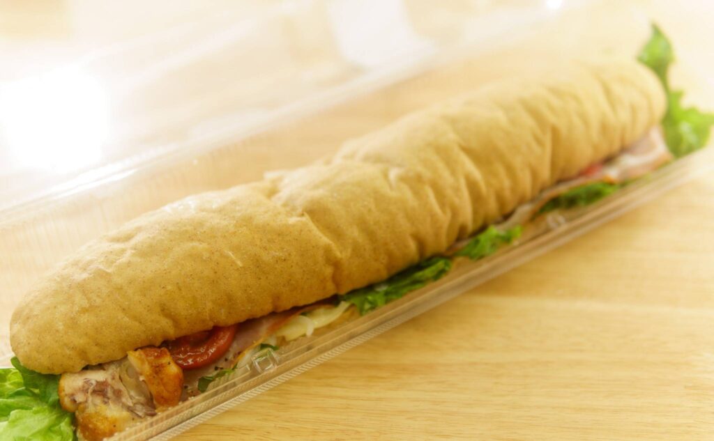 長すぎる炙り焼きチキンのBLTCモンスターバケットサンドの 全体