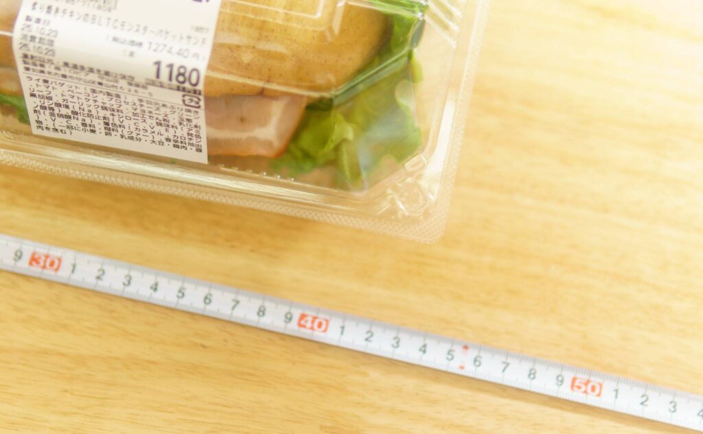 炙り焼きチキンのBLTCモンスターバケットサンドの長さ40cm