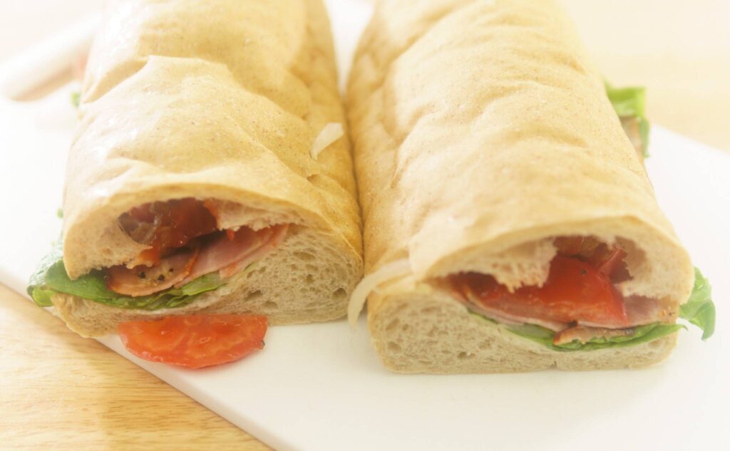 炙り焼きチキンのBLTCモンスターバケットサンドを半分にカットし断面