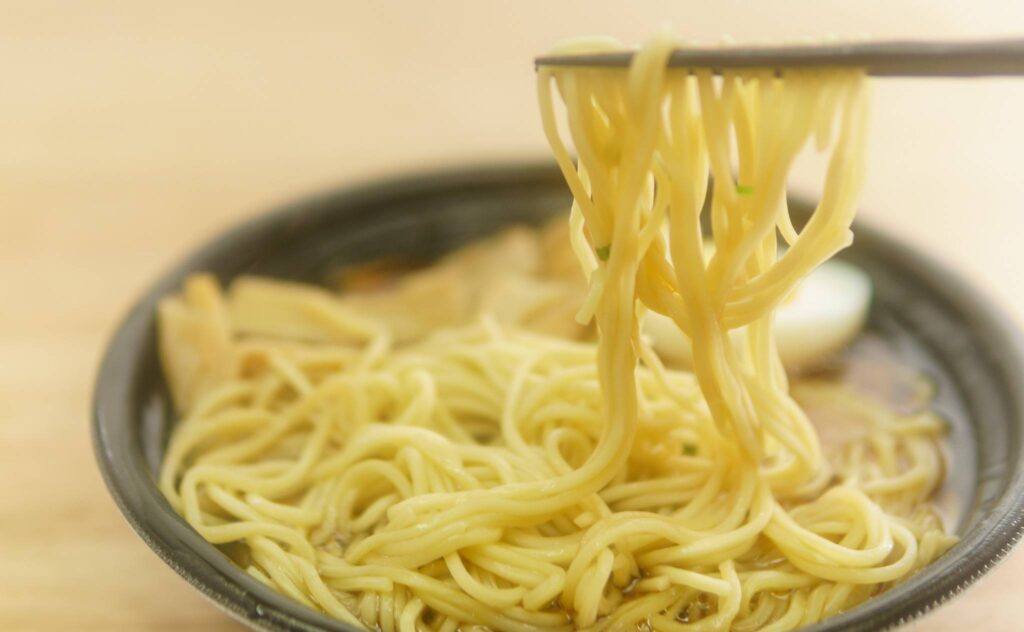 大盛り麺　ラーメンだけで満腹の麺は軽い中太麺