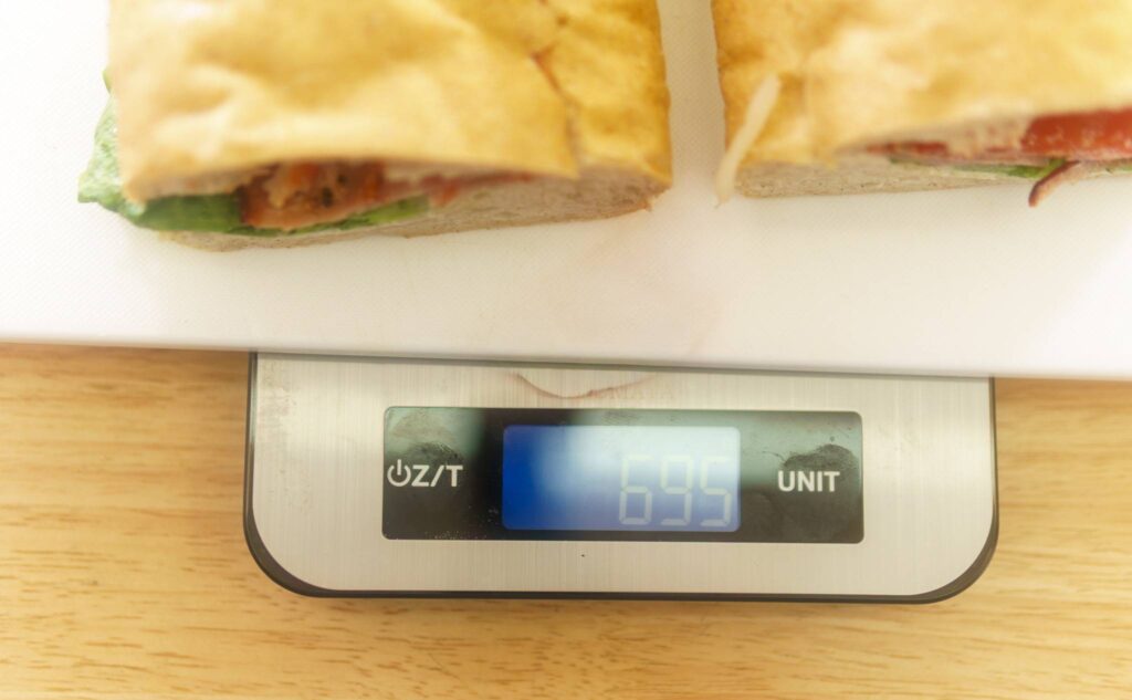 炙り焼きチキンのBLTCモンスターバケットサンドの重量695g