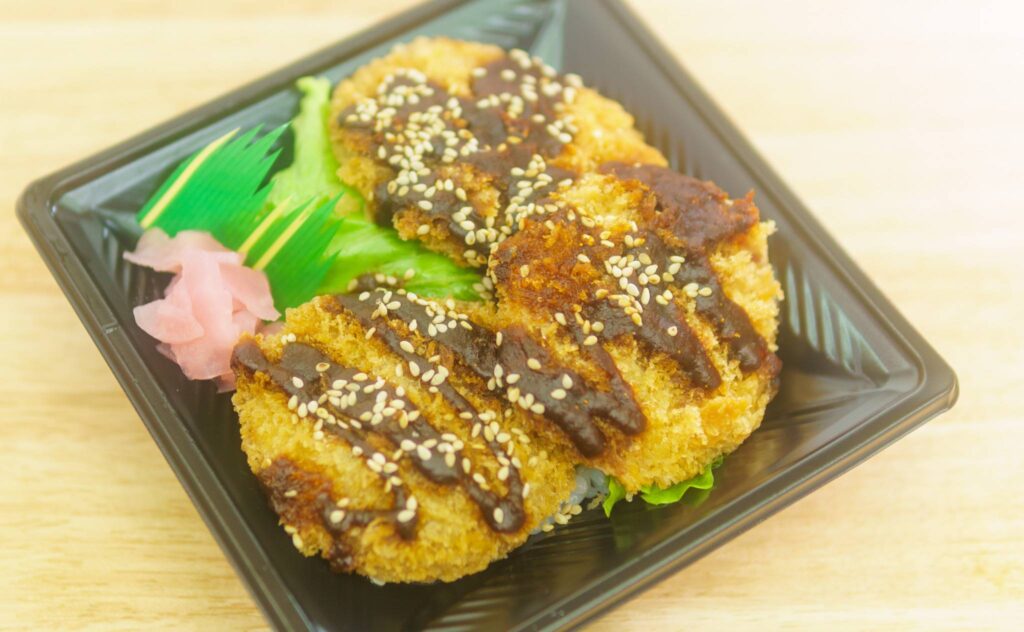 おてがるヒレカツ丼（味噌）を開封した様子