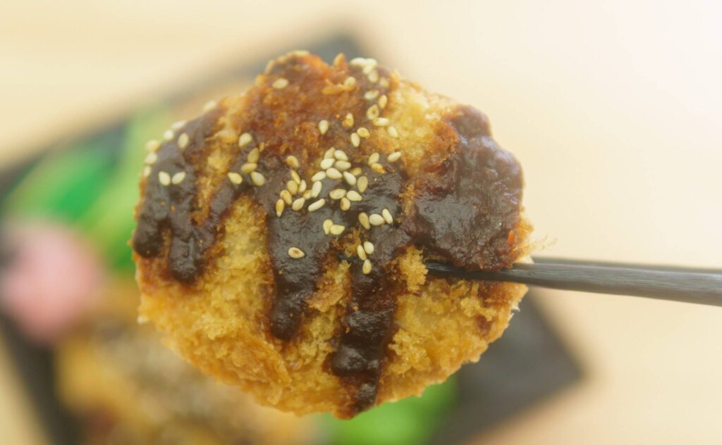 味噌だれがついたヒレカツ