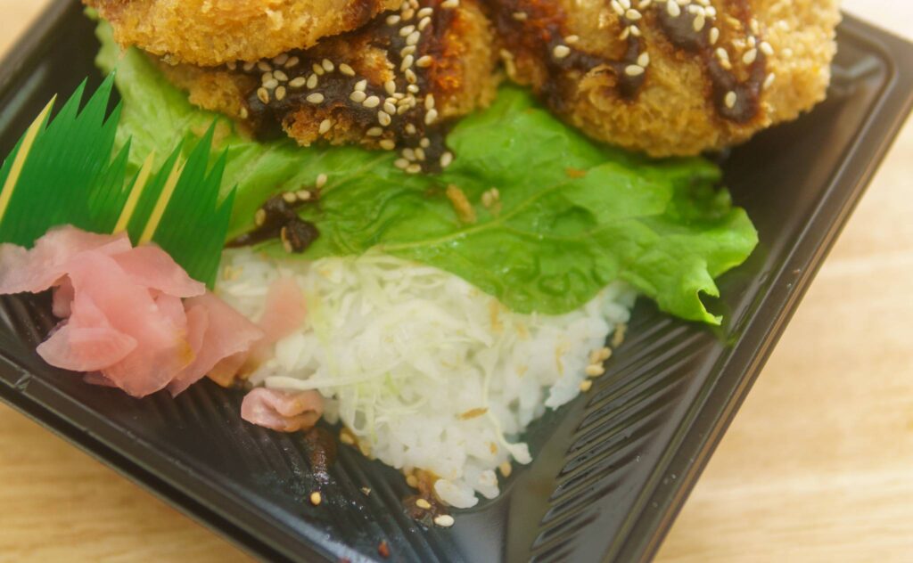 おてがるヒレカツ丼（味噌）は、ヒレカツの下にキャベツ・レタスが挟まってごはんがあります